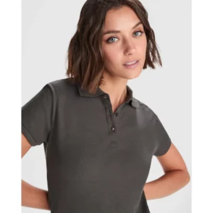 Polo Roly PEGASO WOMAN PREMIUM en plomo oscuro, vista del torso con modelo