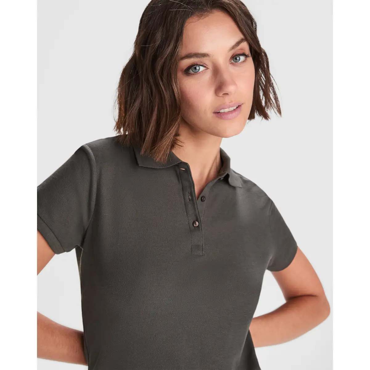 Polo piqué mujer Roly PEGASO WOMAN PREMIUM 2 Polo Roly PEGASO WOMAN PREMIUM en plomo oscuro, vista del torso con modelo