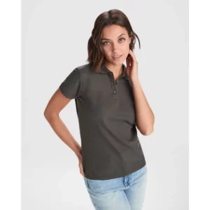 Polo Roly PEGASO WOMAN PREMIUM en plomo oscuro, vista frontal con modelo