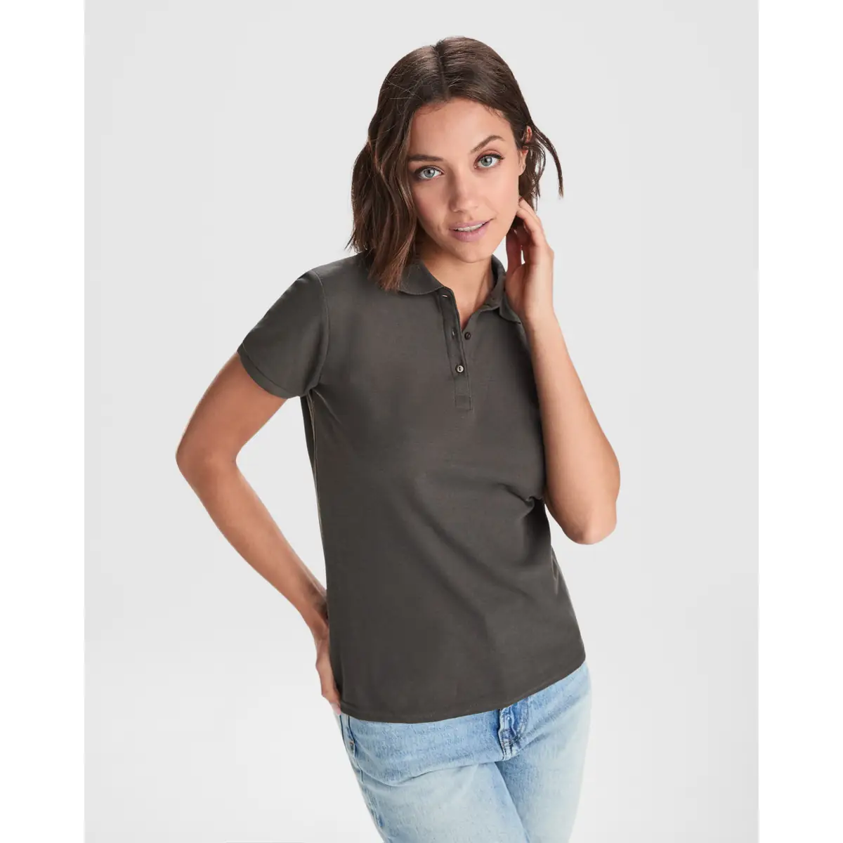 Polo piqué mujer Roly PEGASO WOMAN PREMIUM 27 Polo Roly PEGASO WOMAN PREMIUM en plomo oscuro, vista frontal con modelo
