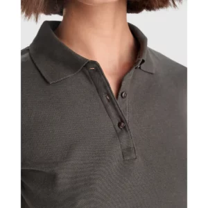 Polo Roly PEGASO WOMAN PREMIUM en plomo oscuro, detalle del cuello y la tapeta