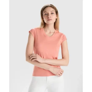 Camiseta Roly 6646 de manga corta en rosa salmón, vista frontal sobre una modelo.