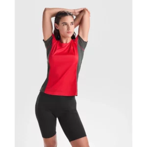 Camiseta Roly 6648 de manga corta en rojo y gris oscuro, vista frontal sobre una modelo.