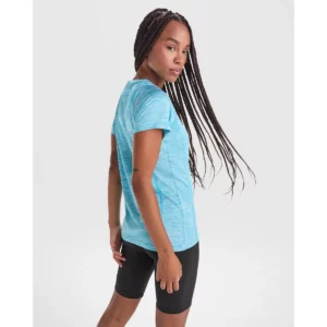 Camiseta Roly 6649 de manga corta en turquesa jaspeado, vista lateral sobre una modelo.