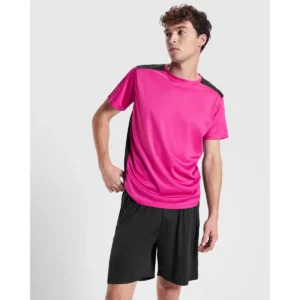 Camiseta Roly 6652 de manga corta en fucsia y negro, vista frontal sobre un modelo.