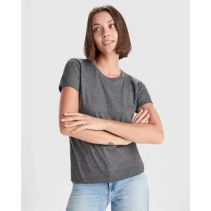 Camiseta Roly 6661 de manga corta en gris oscuro jaspeado, vista frontal sobre una modelo.