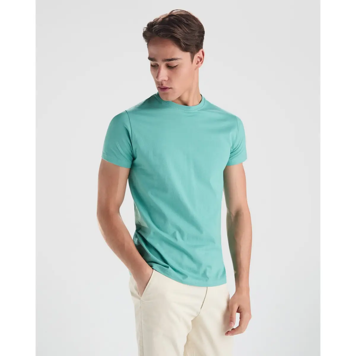 Camiseta de manga corta Hombre Roly STAFFORD 1 Camiseta Roly 6681 de manga corta en verde turquesa, vista frontal sobre un modelo.