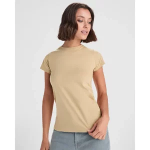 Camiseta Roly 6683 de manga corta en beige, vista frontal sobre una modelo.