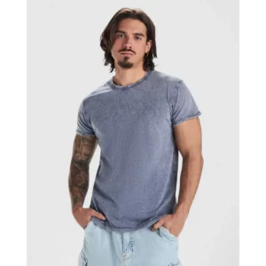 Camiseta Roly 6689 de manga corta en azul grisáceo, vista frontal sobre un modelo.