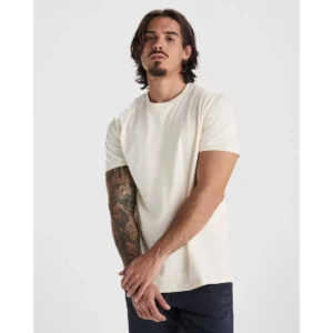 Camiseta Roly 6690 de manga corta en blanco roto, vista frontal sobre un modelo.