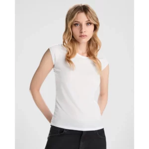 Camiseta Roly 6692 de manga corta en blanco, vista frontal sobre una modelo.