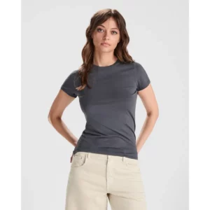 Camiseta Roly 6696 de manga corta en gris oscuro, vista frontal sobre una modelo.