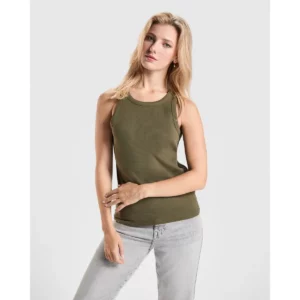 Camiseta Roly 6709 de tirantes en verde oliva, vista frontal sobre una modelo.