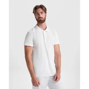 Polo Roly ROVER en blanco, vista frontal con modelo