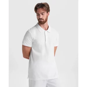 Polo Roly ROVER en blanco, vista frontal con modelo