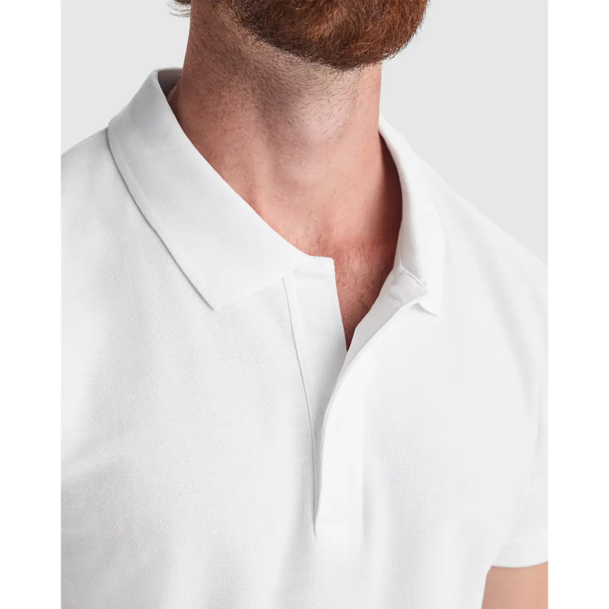 Polo de trabajo manga corta Roly ROVER 11 Polo Roly ROVER en blanco, detalle del cuello y la tapeta