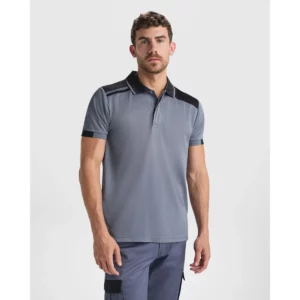 Polo Roly SAMURAI en plomo y negro, vista frontal con modelo