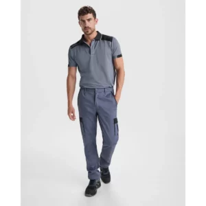 Polo Roly SAMURAI en plomo y negro, vista de cuerpo entero con modelo