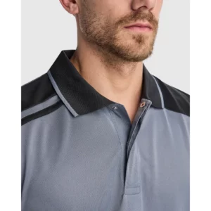 Polo Roly SAMURAI en plomo y negro, detalle del cuello y la tapeta