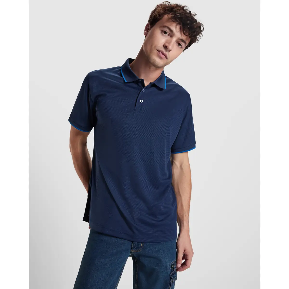 Polo técnico unisex Roly SIAN 1 Polo Roly SIAN en azul marino, vista frontal con modelo