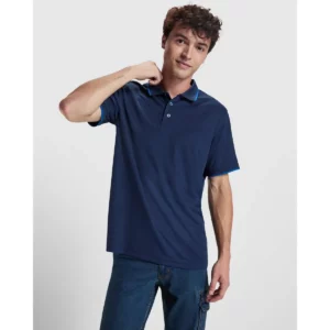 Polo Roly SIAN en azul marino, vista frontal con modelo