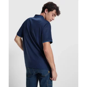 Polo Roly SIAN en azul marino, vista trasera con modelo