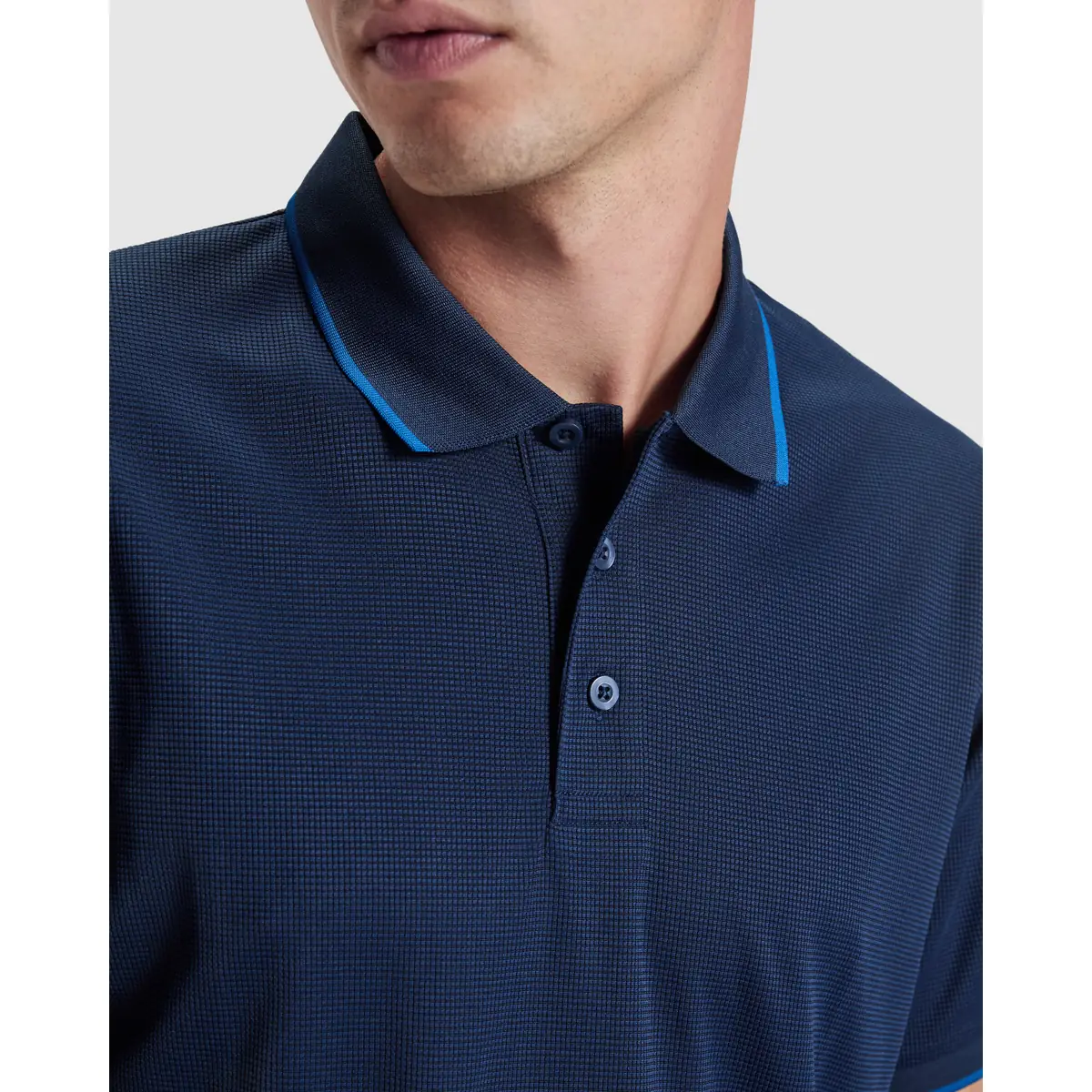 Polo técnico unisex Roly SIAN 8 Polo Roly SIAN en azul marino, detalle del cuello y la tapeta