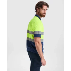 Polo Roly POLARIS en azul marino y amarillo flúor, vista de perfil con modelo