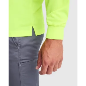 Polo Roly POLARIS L/S en amarillo flúor, detalle del puño y la abertura lateral