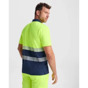 Polo Roly VEGA en azul marino y amarillo flúor, vista trasera con modelo