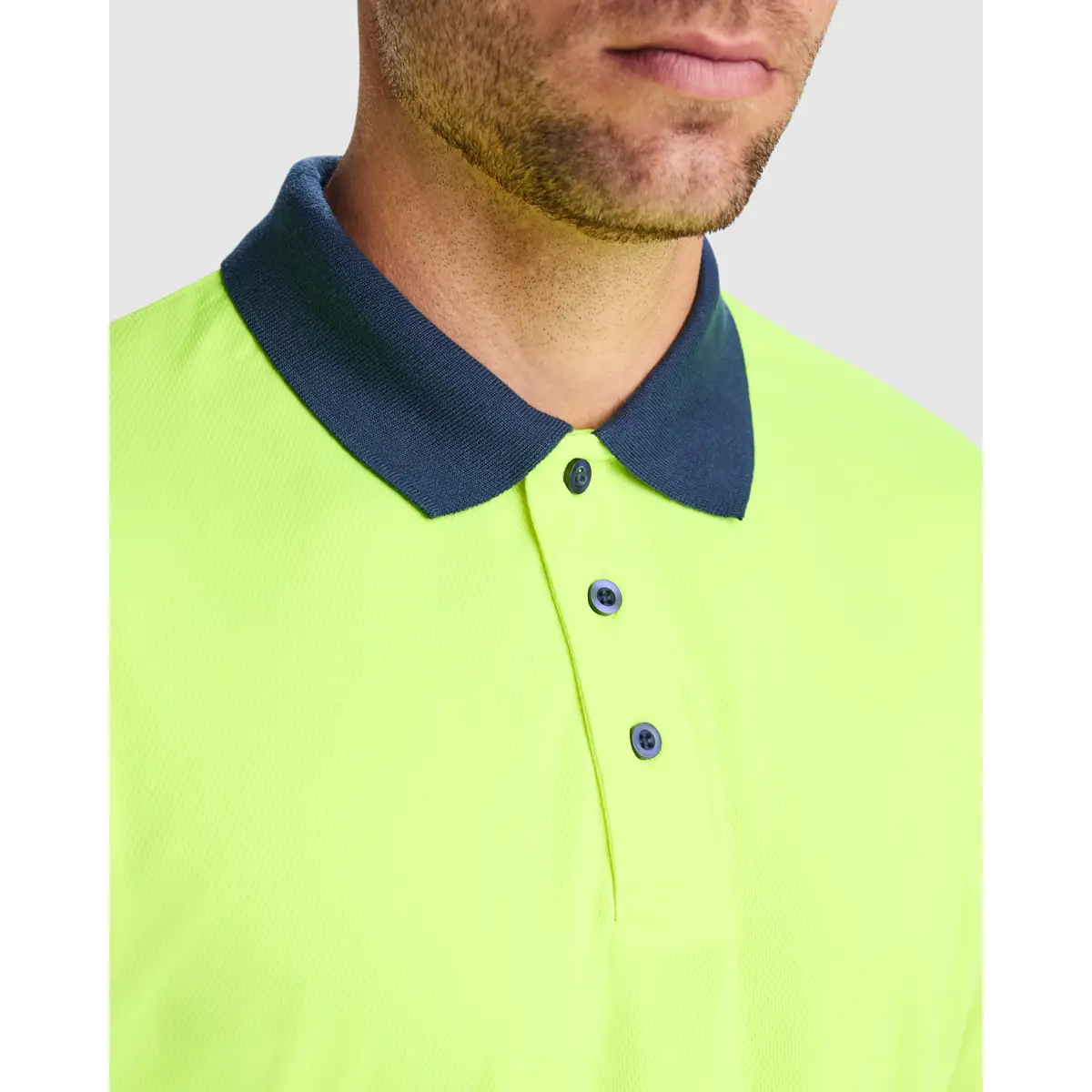 Polo alta visibilidad manga corta Roly VEGA 8 Polo Roly VEGA en azul marino y amarillo flúor, detalle del cuello y la tapeta