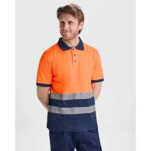 Polo Roly ATRIO en azul marino y naranja flúor, vista frontal con modelo