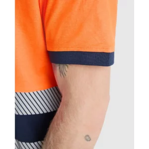 Polo Roly ATRIO en azul marino y naranja flúor, detalle del remate de la manga