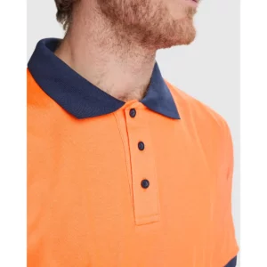 Polo Roly ATRIO en azul marino y naranja flúor, detalle del cuello y la tapeta