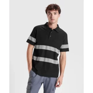 Polo Roly FORAN en negro, vista frontal con modelo
