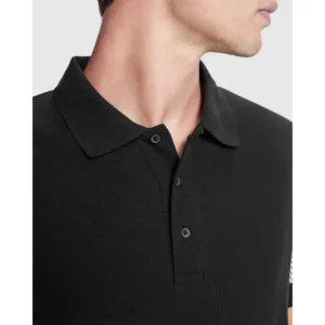 Polo Roly FORAN en negro, detalle del cuello y la tapeta