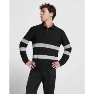 Polo Roly FORAN L/S en negro de manga larga, vista frontal con modelo