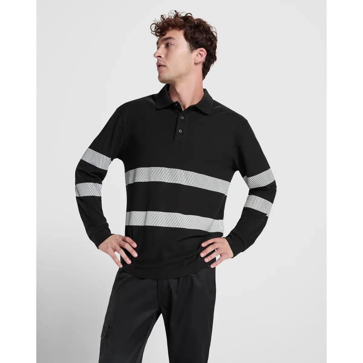 Polo visibilidad aumentada manga larga Roly FORAN L/S 15 Polo Roly FORAN L/S en negro de manga larga, vista frontal con modelo