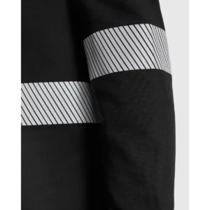 Polo Roly FORAN L/S en negro, detalle de las bandas reflectantes