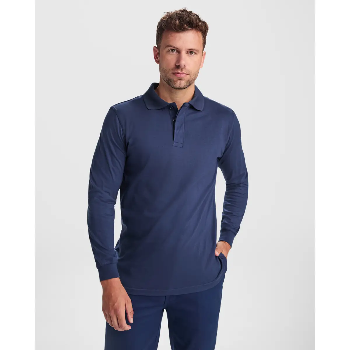 Polo ignífugo manga larga Roly SANTANA 1 Polo Roly SANTANA en azul marino de manga larga, vista frontal con modelo