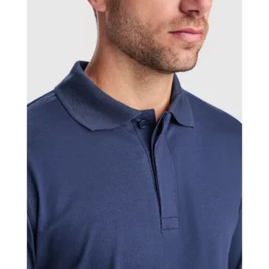 Polo Roly SANTANA en azul marino, detalle del cuello y la tapeta