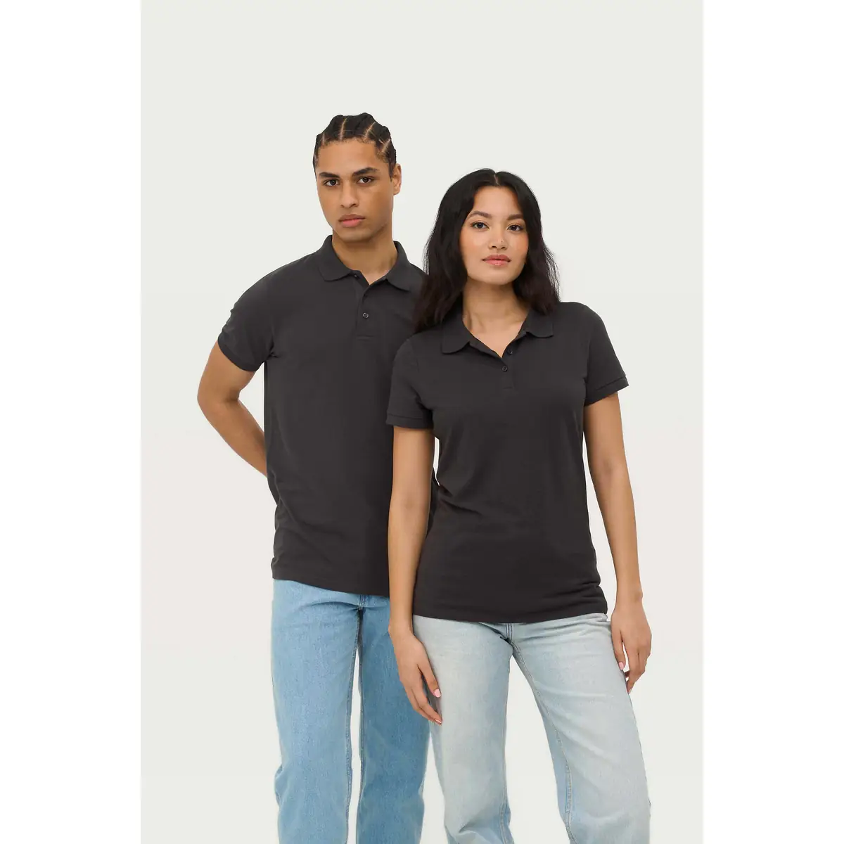 Polo hombre SOL’S PRIME MEN 00571 7 Polo Sol’s PRIME MEN gris oscuro, junto a la versión femenina vestida por una modelo