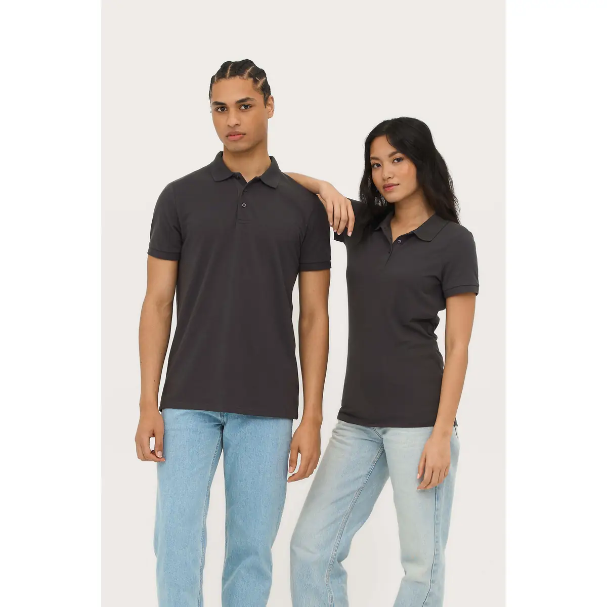 Polo hombre SOL’S PRIME MEN 00571 8 Polo Sol’s PRIME MEN gris oscuro, junto a la versión femenina vestida por una modelo