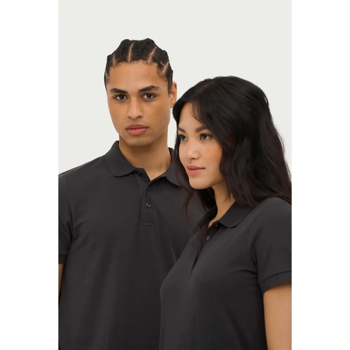 Polo mujer SOL’S PRIME WOMEN 00573 2 Polo Sol’s PRIME WOMEN gris oscuro, junto a la versión masculina vestida por un modelo
