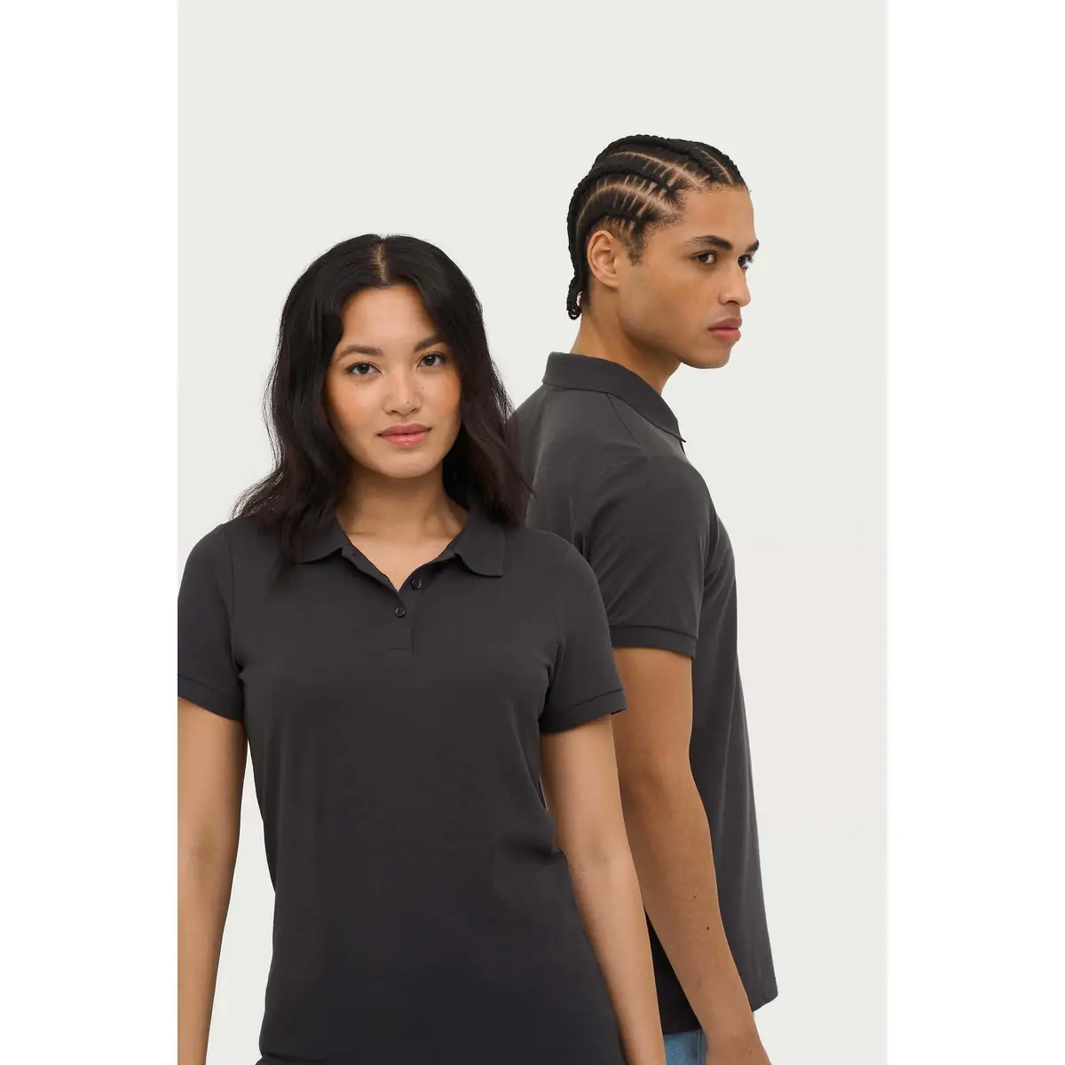Polo mujer SOL’S PRIME WOMEN 00573 6 Polo Sol’s PRIME WOMEN gris oscuro, junto a la versión masculina vestida por un modelo