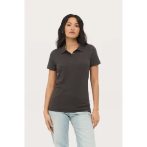 Polo Sol’s PRIME WOMEN gris oscuro, vestido por una modelo, vista frontal
