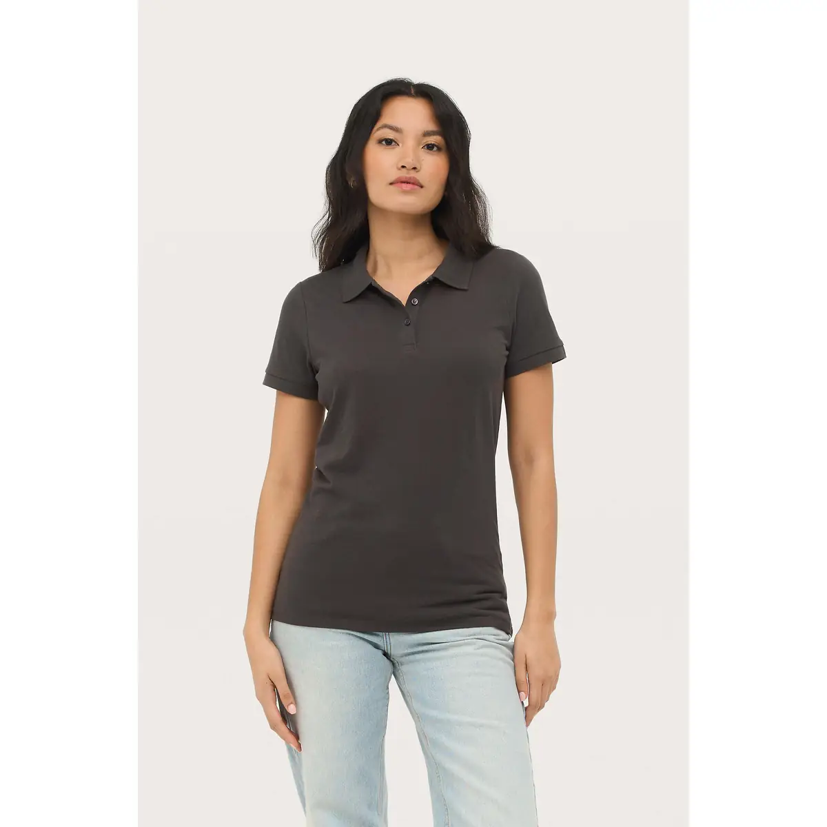 Polo mujer SOL’S PRIME WOMEN 00573 1 Polo Sol’s PRIME WOMEN gris oscuro, vestido por una modelo, vista frontal