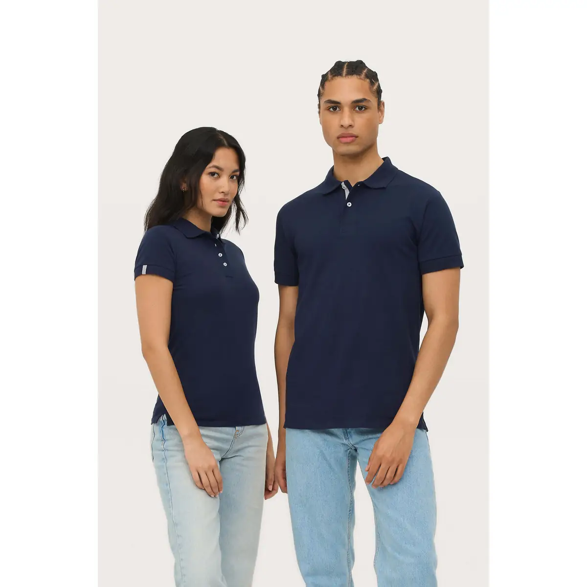Polo hombre SOL’S PORTLAND MEN 00574 2 Polo Sol’s PORTLAND MEN azul marino, junto a la versión femenina vestida por una modelo