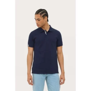 Polo Sol’s PORTLAND MEN azul marino con cuello en contraste, vestido por un modelo