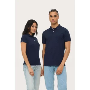 Polo Sol’s PORTLAND WOMEN azul marino, junto a la versión masculina vestida por un modelo
